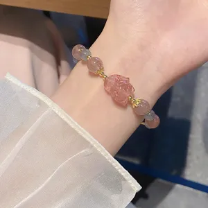 Zarter Erdbeerquarz und grauer Mondstein Bär Armband, süßer modischer Detail Schmuck.