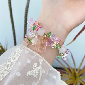 Gros plan détaillé du bracelet de perles en cristal rose scintillant avec un joli charm renard.