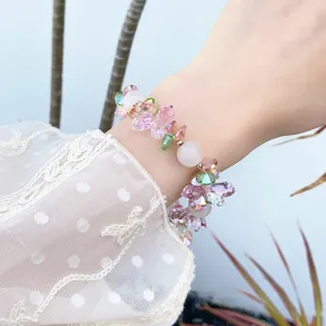 Gros plan détaillé du bracelet de perles en cristal coloré avec des pierres scintillantes.