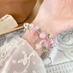 Détail du bracelet renard en cristal rose, perles scintillantes pour un style de fille douce.