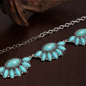 Detalles en primer plano del collar vintage bohemio de turquesa con diseño de cadena metálica.