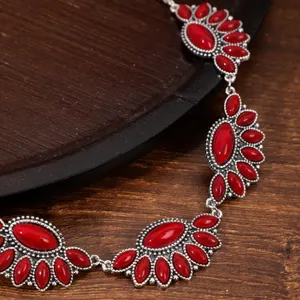 Detalle cercano del collar vintage bohemio de piedra roja con enlace de filigrana plateada.