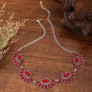 Collar statement bohemio vintage de plata con piedra roja, detalle de diseño elegante.
