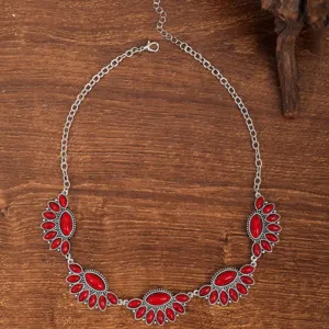 Detalle de collar de cadena de metal de piedra roja retro bohemio, estilo étnico vintage.