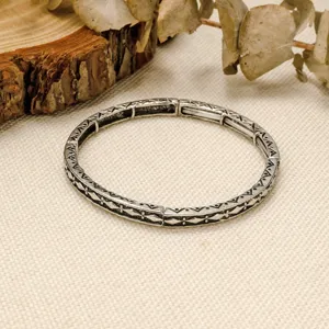 Bracelet extensible ethnique vintage argenté avec motifs géométriques sculptés.