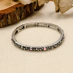 Gros plan detaille sur un magnifique bracelet extensible vintage boheme avec des strass.