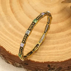Détail de bracelet extensible rétro bohème avec strass carrés multicolores et finition or antique.