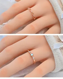 Detaillierte Nahaufnahme des roségoldenen Ring-Sets mit geometrischem Design und Mondstein.