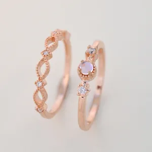 Elegantes Roségold Ring-Set mit filigranem Zirkonia-Hohlring und bezauberndem Mondstein-Ring.