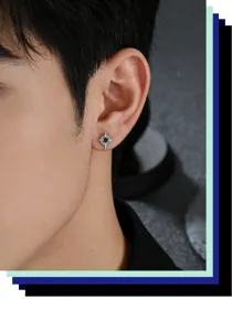 Vue rapprochée et détaillée des boucles d'oreilles aimantées boussole pour hommes.
