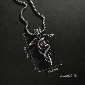 Heren retro Hermes caduceus slang hanger ketting met rode edelsteen vintage zilverkleurig.