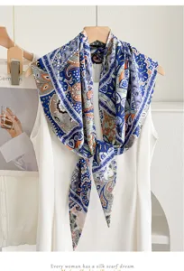 Foulard in seta con stampa cachemire blu, dettaglio elegante fazzoletto triangolo donna.