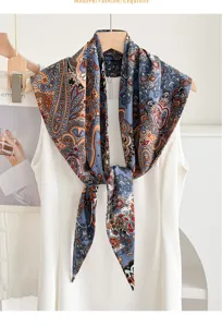 Vista dettagliata della sciarpa in seta con stampa Paisley blu, elegante accessorio scialle donna.