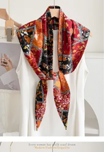 Vista dettagliata di un foulard triangolare vintage con patchwork floreale, elegante.