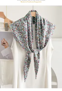 Dettaglio foulard di seta con stampa floreale blu, elegante stile di fazzoletto primaverile.