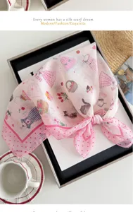Foulard carré en coton et lin rose avec imprimé chat et robe mignon, idéal pour le style chic d'été.