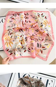 Detail de foulard en soie a motif floral, gros plan de carre rose, accessoire mode.