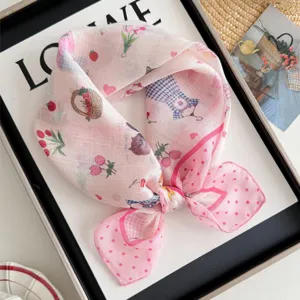 Petit carré de foulard en coton et lin rose imprimé fraise mignon style rétro