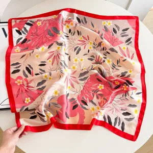 Foulard carré en soie pour femme 70cm avec imprimé floral et bord rouge, élégant.