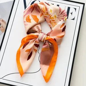 Foulard en soie floral pour femme, élégant carré de cou pêche, style mode de printemps.