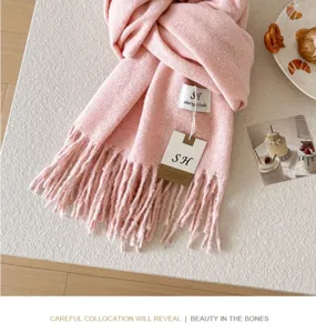 Zachte roze imitatie kasjmier sjaal met franjes, comfortabel en warm mode-accessoire voor winter.