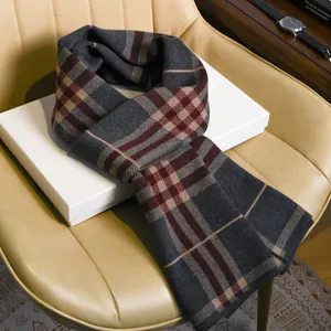 Écharpe en laine à carreaux chaude pour homme, design d'affaires classique pour l'hiver.
