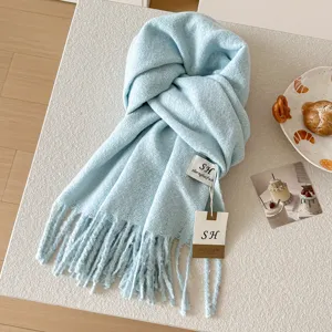 Gezellige lichtblauwe wintersjaal met zachte franjes, elegante warme omslagdoek met kasjmier-look.