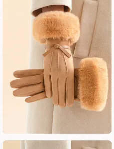 Primer plano detallado de guantes de invierno para mujer de ante sintético con puños de pelo y lazo.