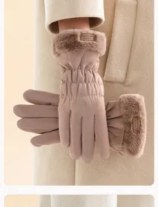 Primer plano de guantes de invierno para mujer, detalle de puño de felpa, tela suave y cálida.