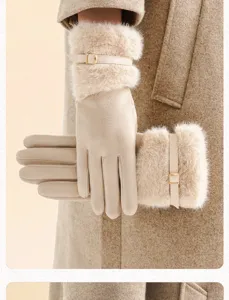 Vista detallada de guantes de invierno para mujer con puños de felpa suave y hebilla elegante.
