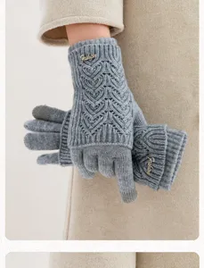 Gants tactiles en tricot gris pour femmes avec motif de cœur et décor métallique tendance.