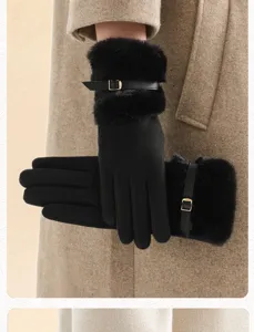 Guantes de invierno cálidos para mujer negros con elegante manguito de pelo y tira.