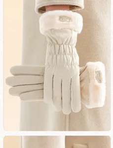 Vista detallada de guantes de nieve de invierno gruesos y cálidos para mujer en beige.