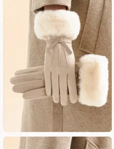 Detalle de guantes cálidos de ante sintético con puños de felpa y pequeño lazo elegante.