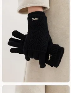 Vue détaillée de gants tactiles tricotés noirs avec des accessoires en lettres métalliques.