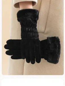 Vista detallada de guantes de invierno táctiles negros con puños de felpa muy suaves.