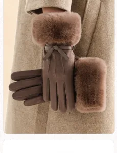 Primer plano de guantes de invierno marrones táctiles con puño de pelo esponjoso y lazo mono.