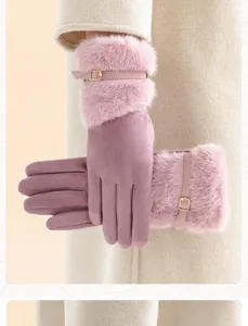 Vista detallada de guantes de invierno para mujer de felpa con puños de piel sintética.