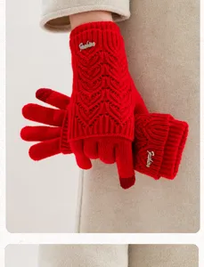 Détails des gants tactiles en tricot rouge avec motif cœur et décor métallique d'hiver.