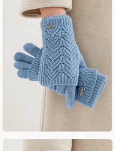 Gants d'hiver tactiles en tricot bleu avec motif coeur et detail en metal tendance.