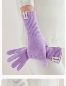 Gedetailleerd overzicht van paarse lange gebreide dameshandschoenen met comfortabele manchetten.