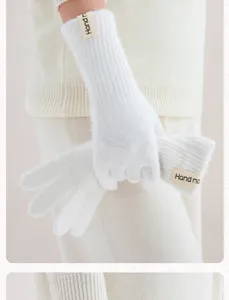 Witte lange gebreide handschoenen voor dames winter warme vingerhandschoenen zachte armwarmers.