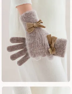 Vue détaillée de gants d'hiver en tricot pelucheux avec nœud pour un style élégant.