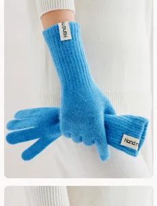 Gedetailleerd overzicht van lange blauwe gebreide handschoenen, zachte textuur, boorden.
