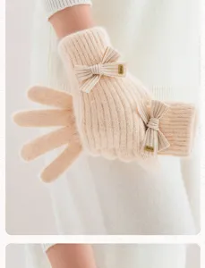 Gros plan détaillé de gants d'hiver en tricot avec jolis nœuds et tissu polaire doux.