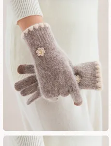 Gros-plan détails de gants pelucheux d'hiver pour femmes avec charmant strass floral.
