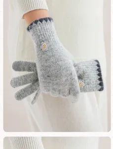 Gants tricotés chauds d'hiver pour femmes avec texture pelucheuse et joli décor floral pour temps froid.