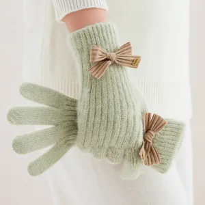 Gants d'hiver en tricot duveteux pour femmes avec joli nœud et design en peluche.