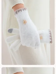 Gants d'hiver moelleux pour femme avec joli décor floral, fausse fourrure douce et doublure.