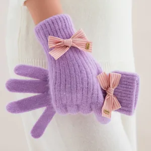 Gants en tricot chaud d'hiver pour femmes avec nœuds roses, gants doux en peluche.